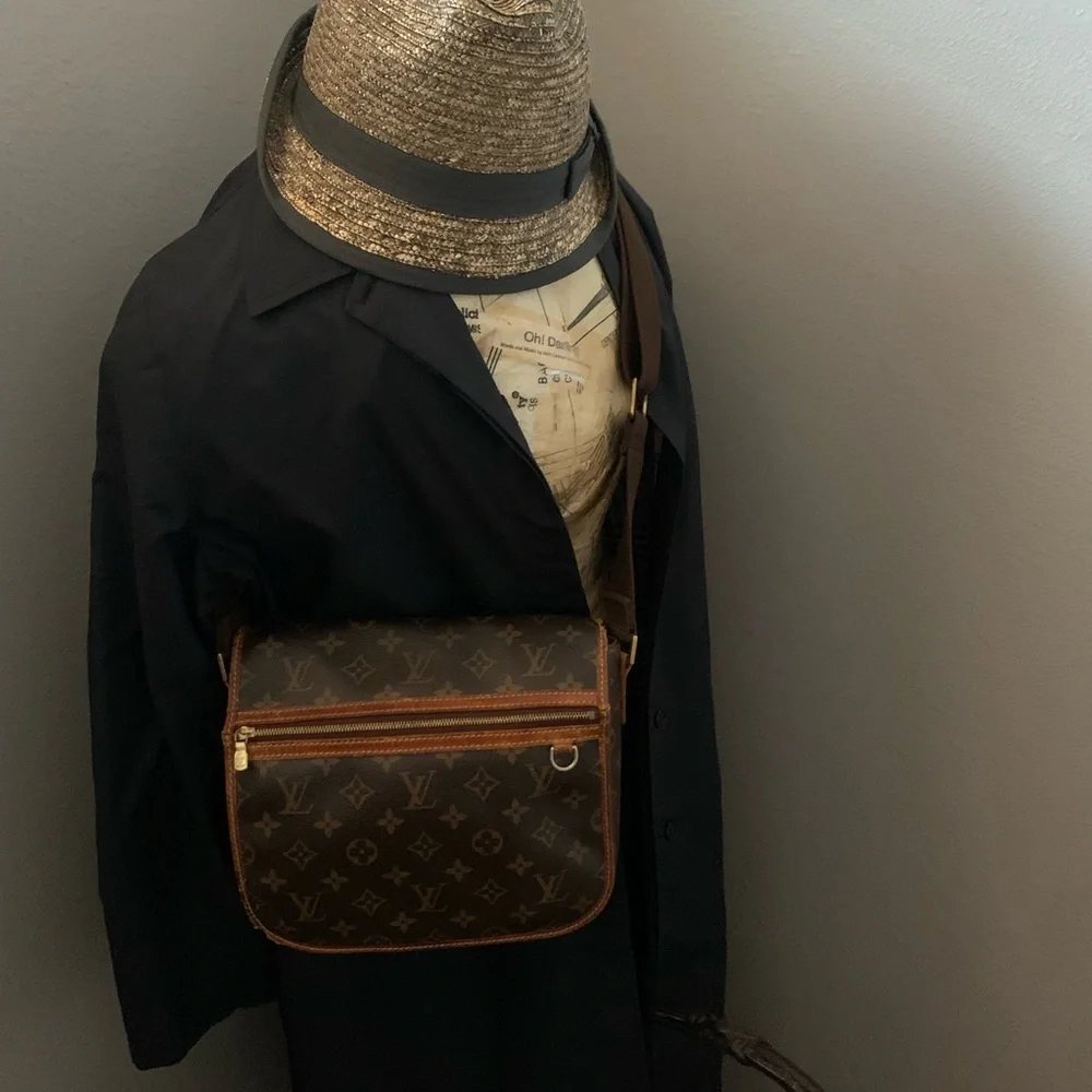 Authentic Louis Vuitton Brown Monogram Messenger Bag - Picture 3 of 16